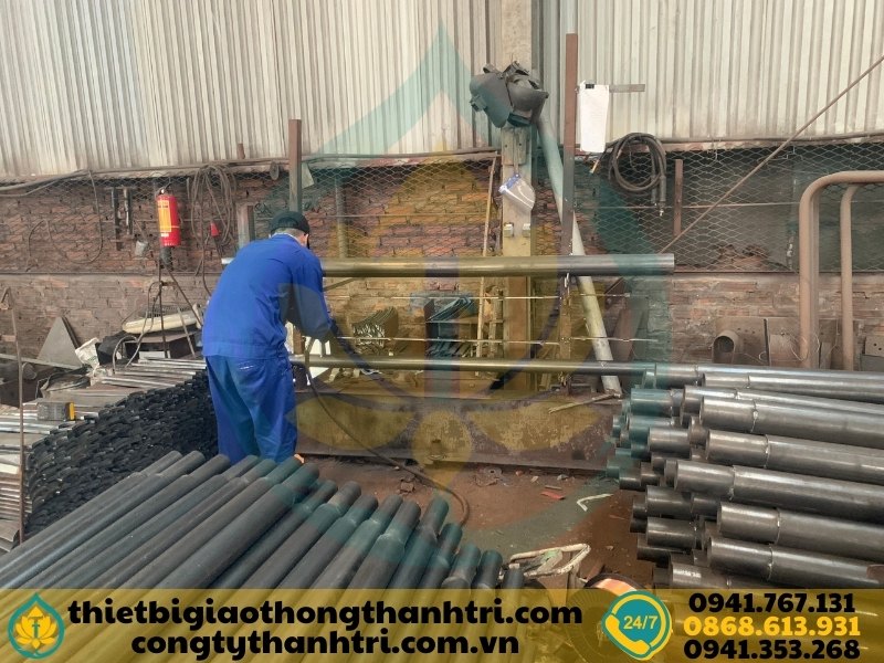 Sản xuất hộ lan tôn sóng tại xưởng sản xuất Công ty TNHH Thành Tri Sản xuất hộ lan tôn sóng tại xưởng sản xuất Công ty TNHH Thành Tri