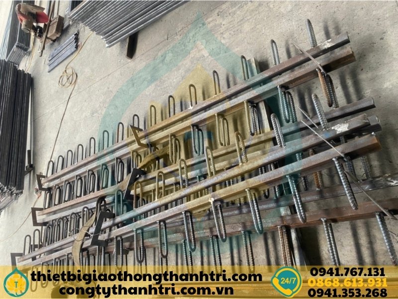 Sản xuất khe co giãn tại xưởng Công ty TNHH Thành Tri Sản xuất khe co giãn tại xưởng Công ty TNHH Thành Tri