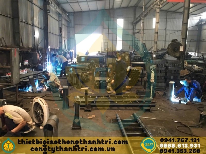 Sản xuất lan can cầu đường mạ kẽm tại xưởng Công ty TNHH Thành Tri Sản xuất lan can cầu đường mạ kẽm tại xưởng Công ty TNHH Thành Tri
